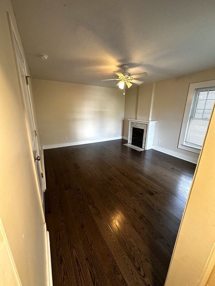 2122 Summit St - Photo 7 of 10