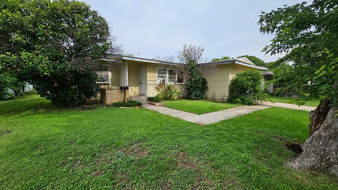 2110 Ballinger St - Photo 2 of 12