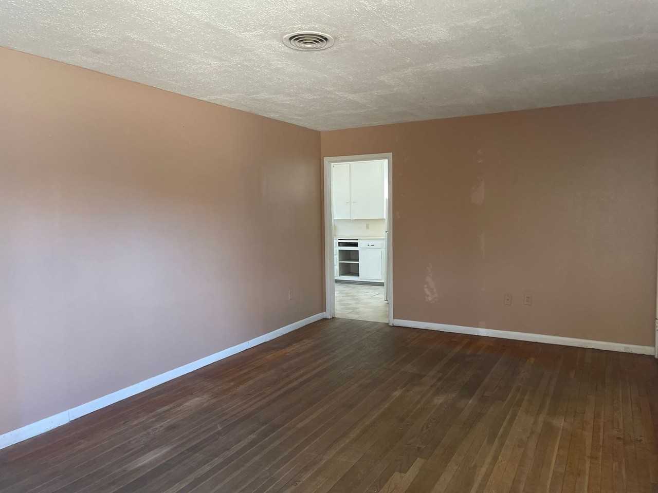 2110 Ballinger St - Photo 3 of 12