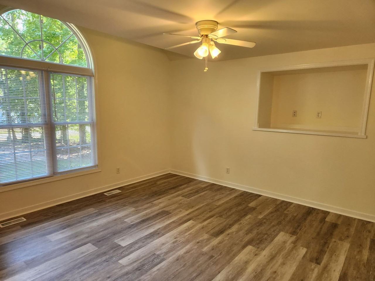 295 Virginia Lee Blvd - Photo 2 of 13