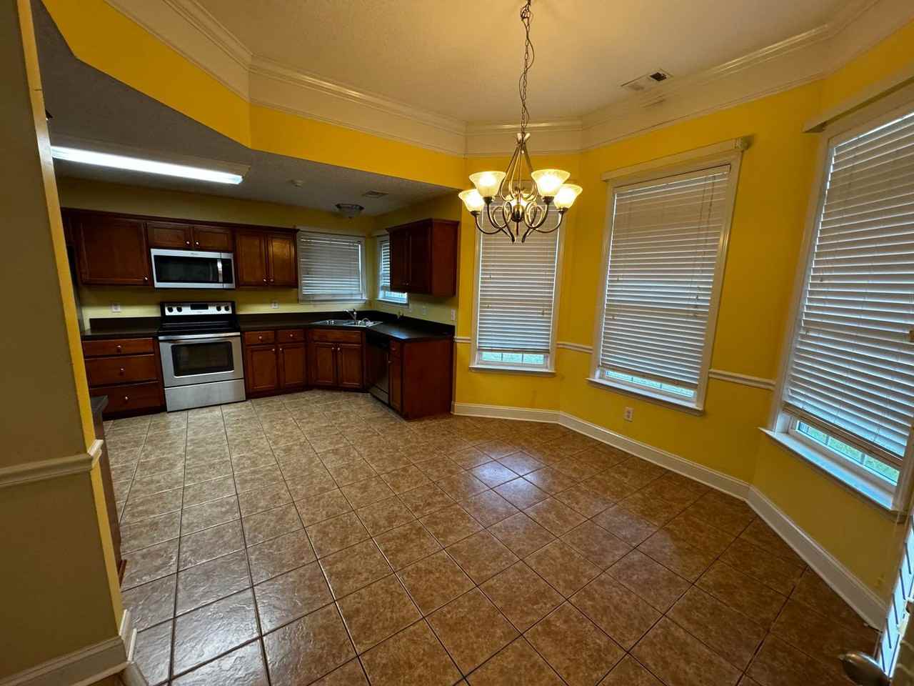 215 Jackson Ave Ne - Photo 3 of 16