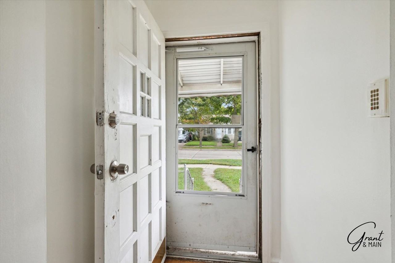 19120 Elkhart St - Photo 3 of 13