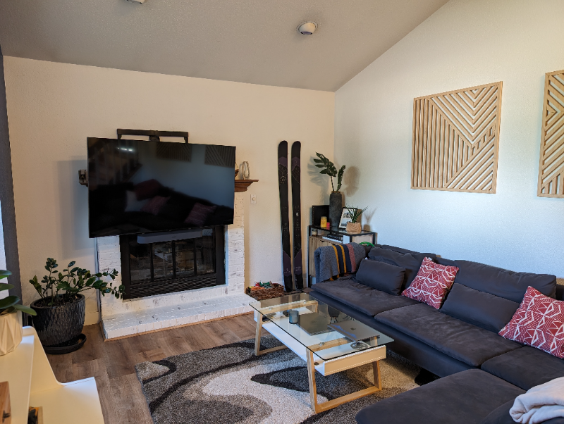 2285 S Ellis St - Photo 2 of 18