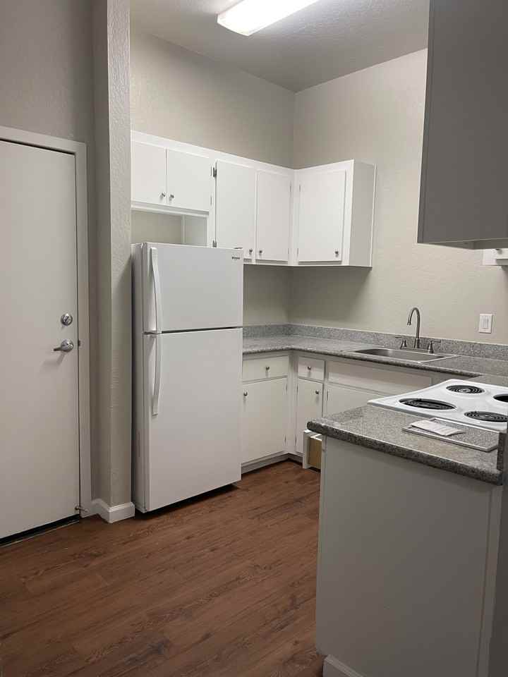 1337 N Madison St #8