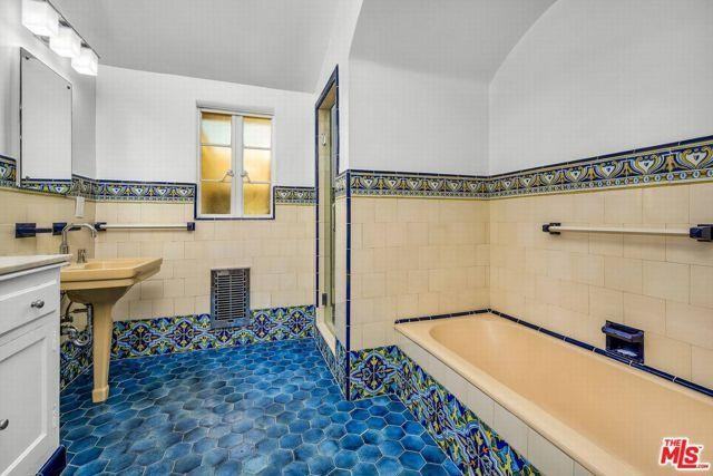 10801 Lindbrook Dr - Photo 3 of 8