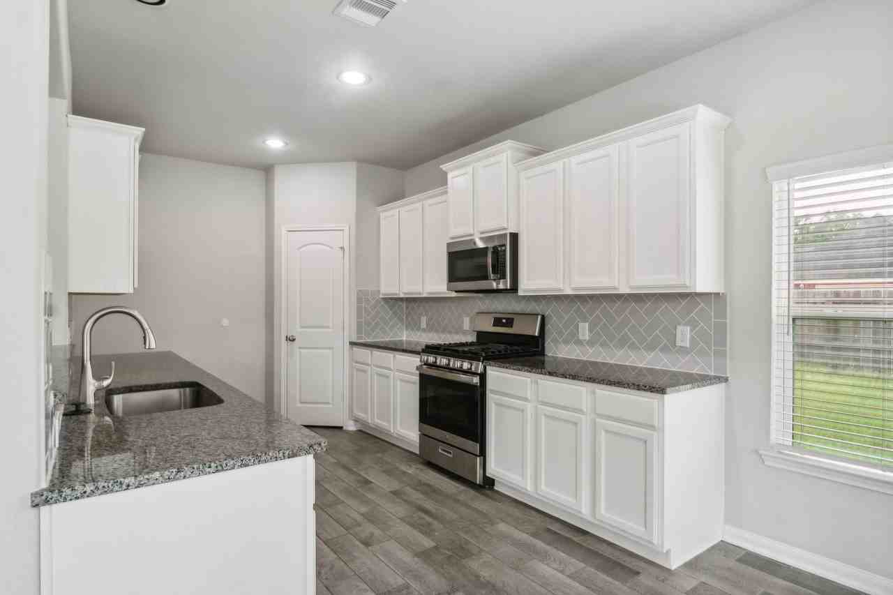 303 Woodhaven Dr - Photo 5 of 24