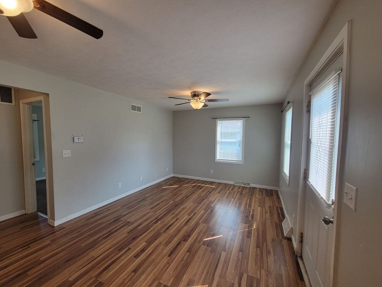 404 E Poplar St - Photo 2 of 14