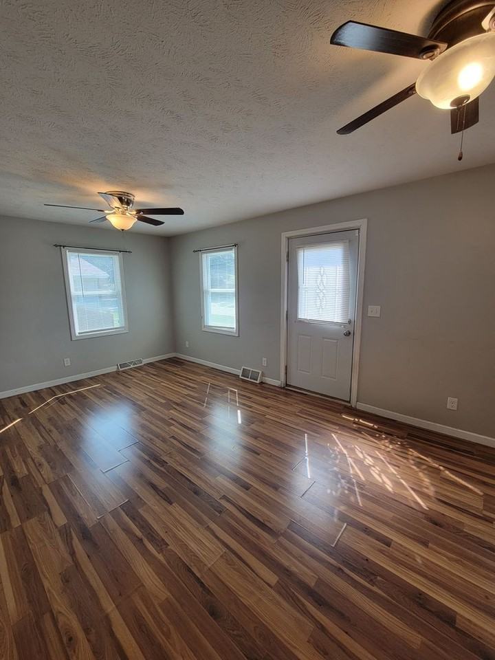 404 E Poplar St - Photo 3 of 14