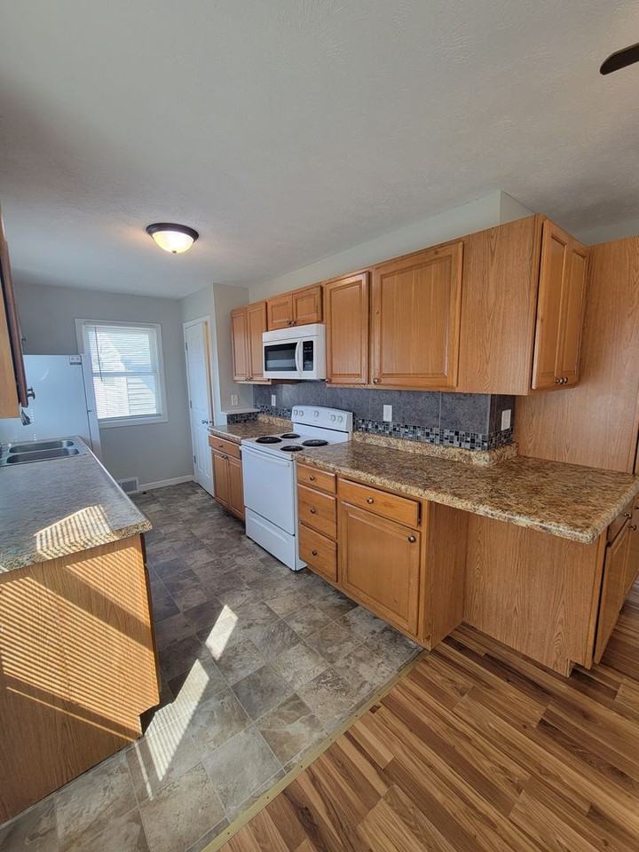 404 E Poplar St - Photo 4 of 14