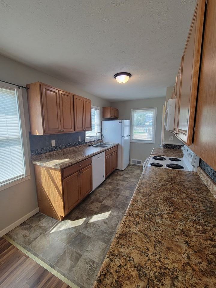 404 E Poplar St - Photo 5 of 14