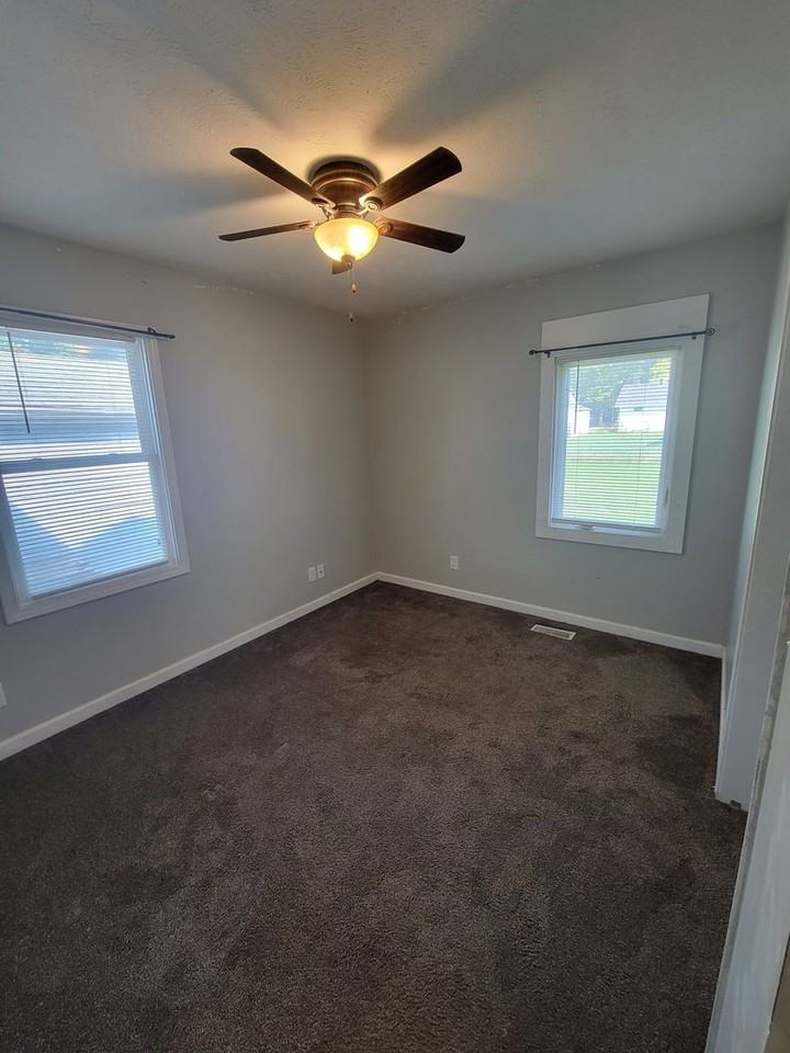 404 E Poplar St - Photo 6 of 14