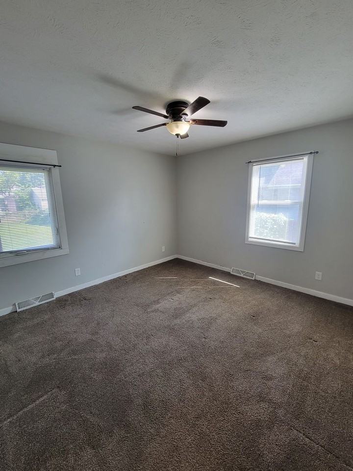 404 E Poplar St - Photo 7 of 14