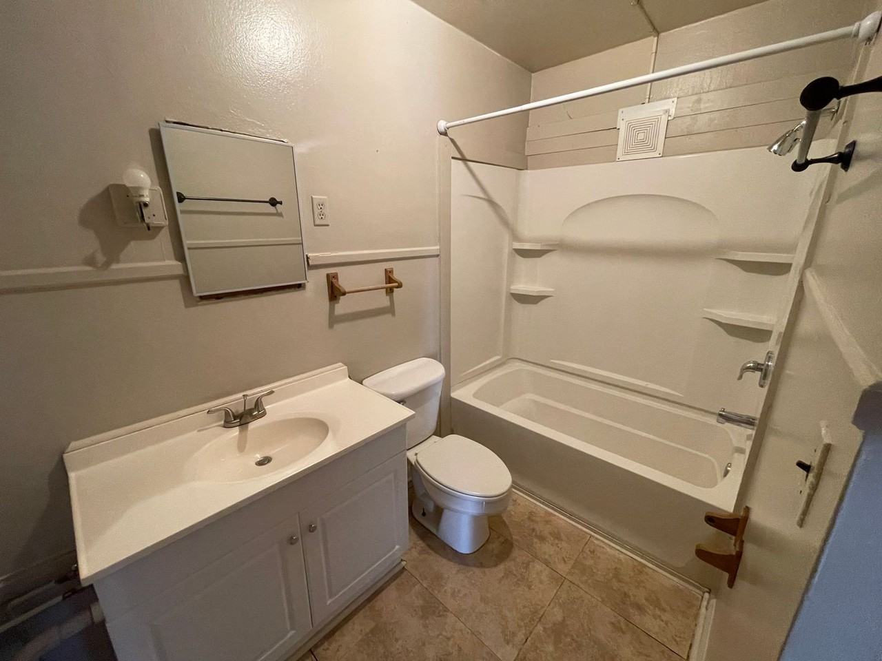 430 Cook Ave - Photo 5 of 23