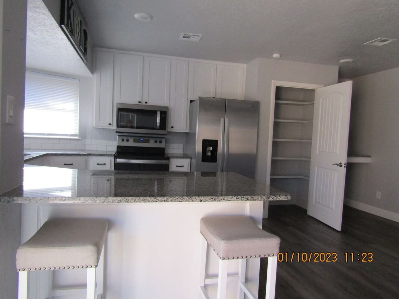 207 Ne 46th St - Photo 3 of 39