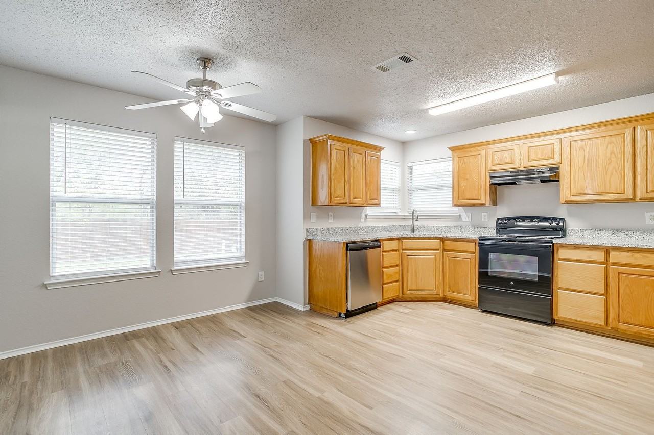 104 Willow St - Photo 5 of 17
