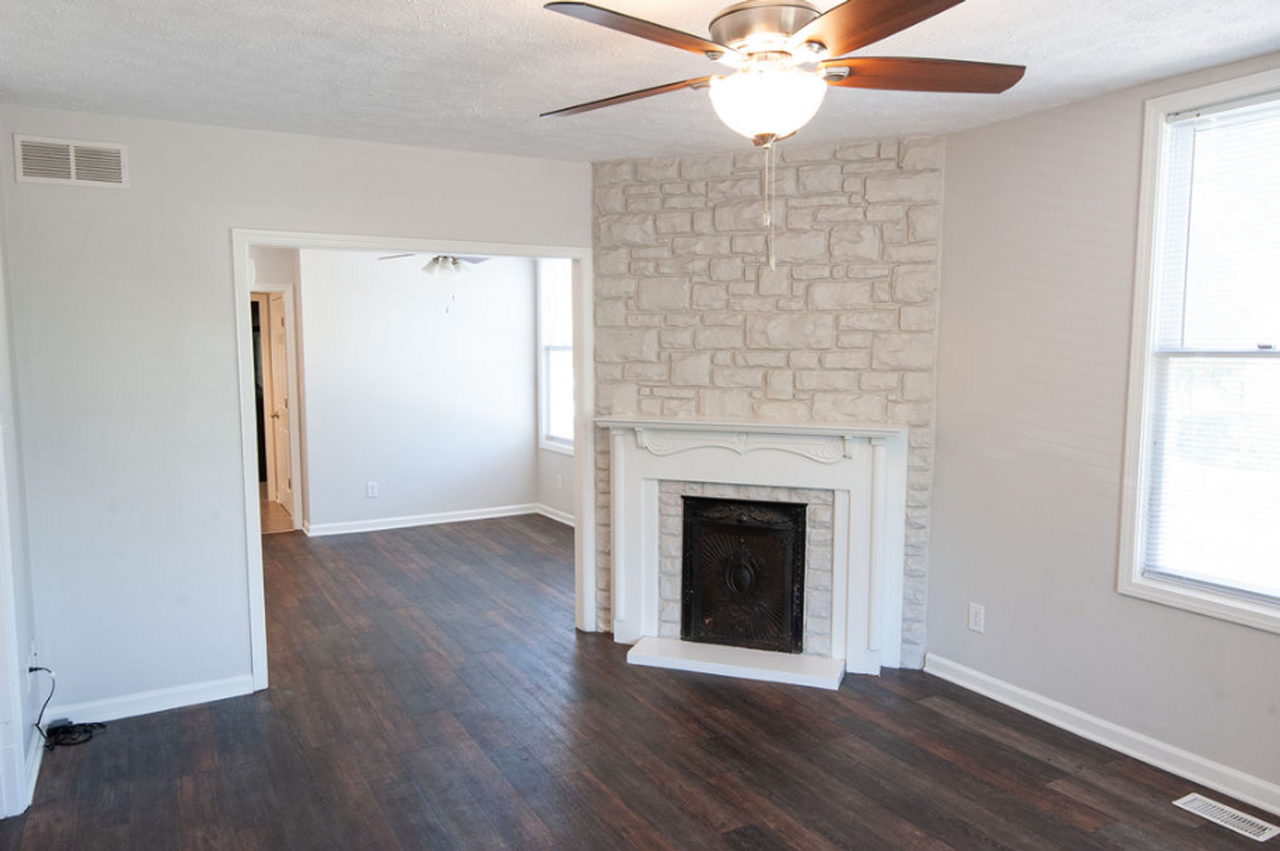 125 E 10th St - Photo 3 of 9