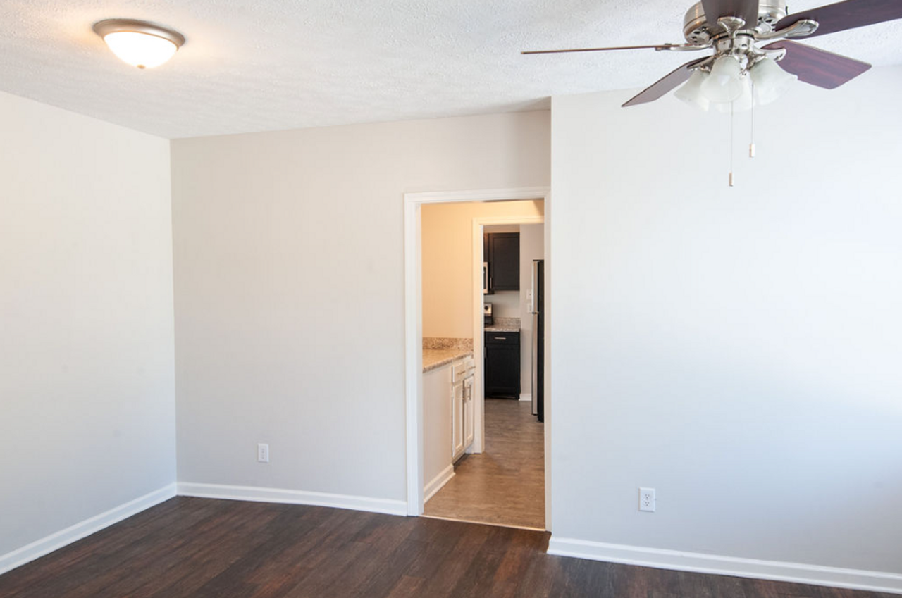 125 E 10th St - Photo 4 of 9