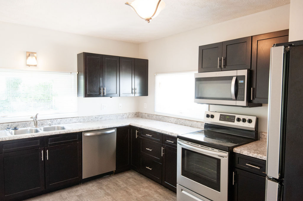 125 E 10th St - Photo 2 of 9