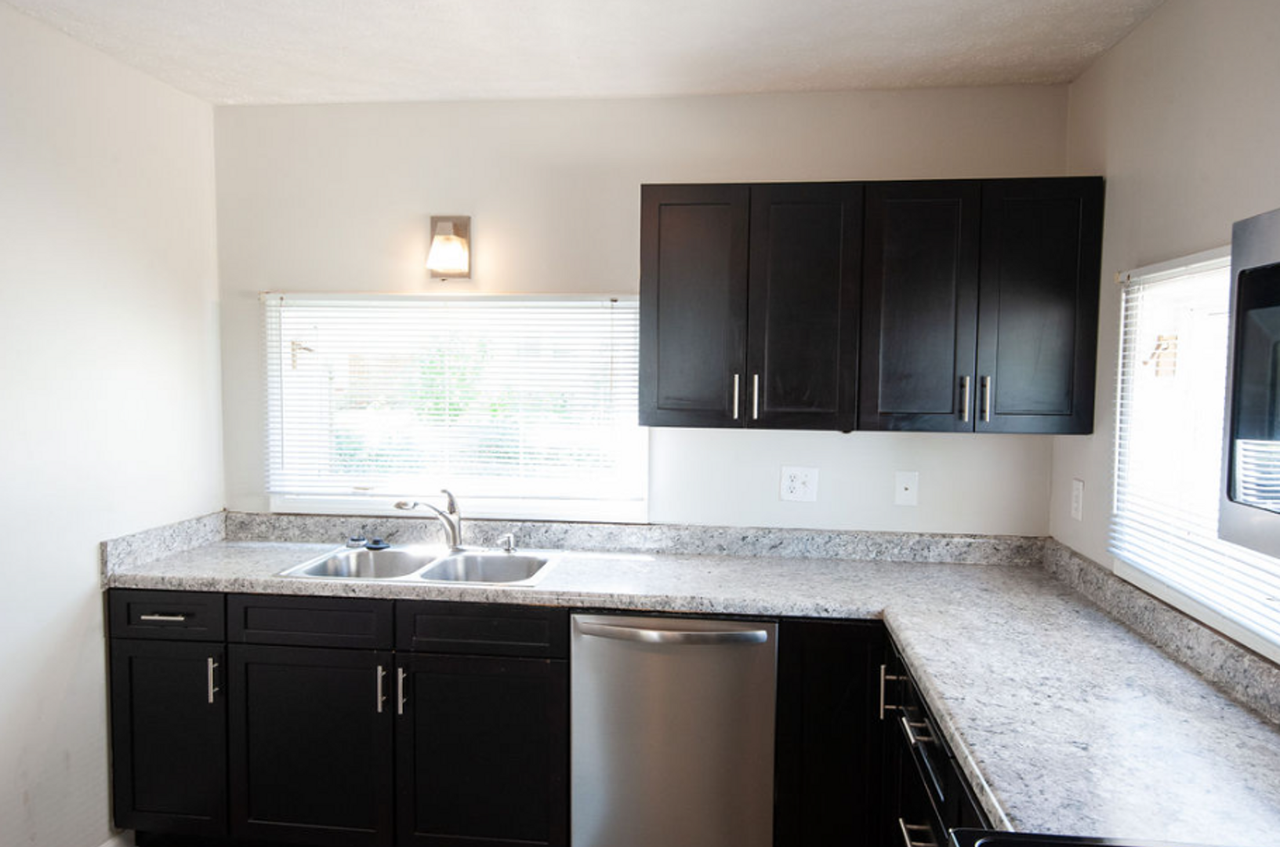 125 E 10th St - Photo 5 of 9