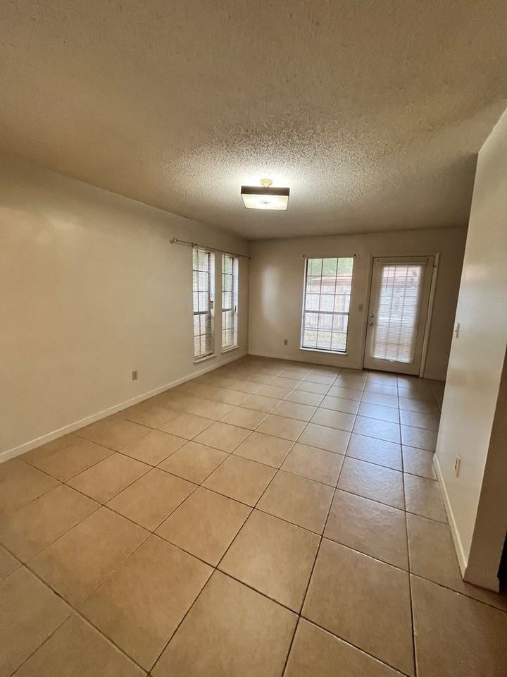 133 Classic Ct - Photo 7 of 10