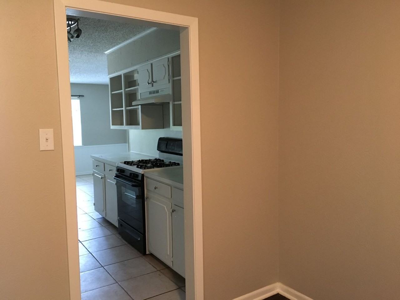 208 Cheryl St - Photo 3 of 16