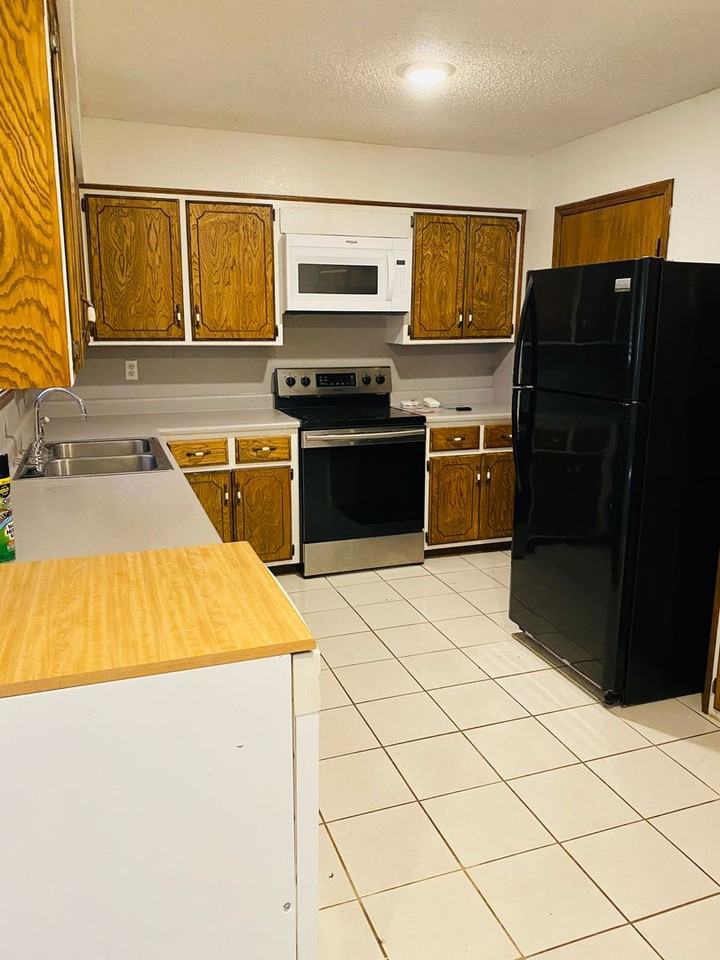 920 Mockingbird Lane - Photo 2 of 11