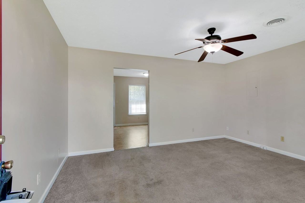 999 Stateline Rd - Photo 5 of 23