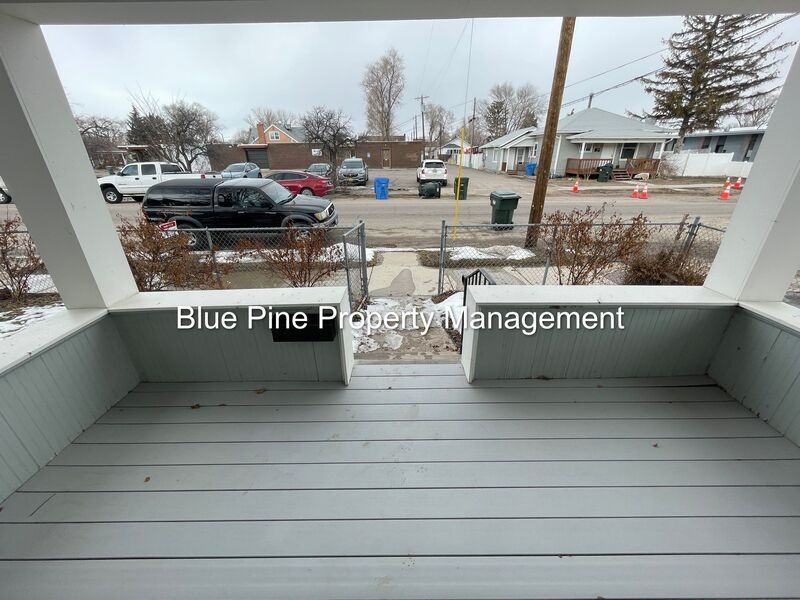 825 E Lander St - Photo 3 of 25