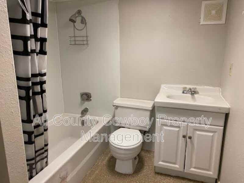 950 N 11th St #C - Photo 3 of 5