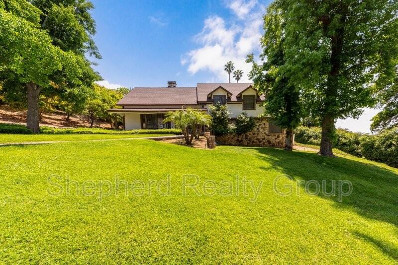 2154 Gainsborough Dr - Photo 2 of 50