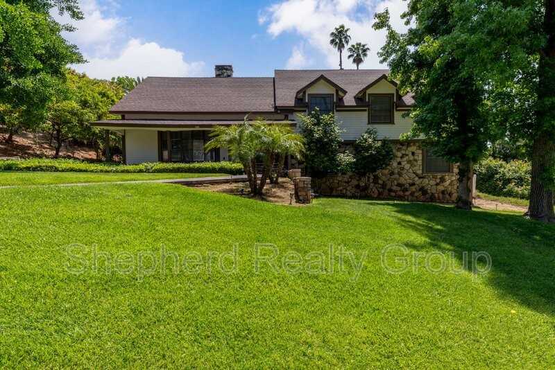 2154 Gainsborough Dr - Photo 3 of 50