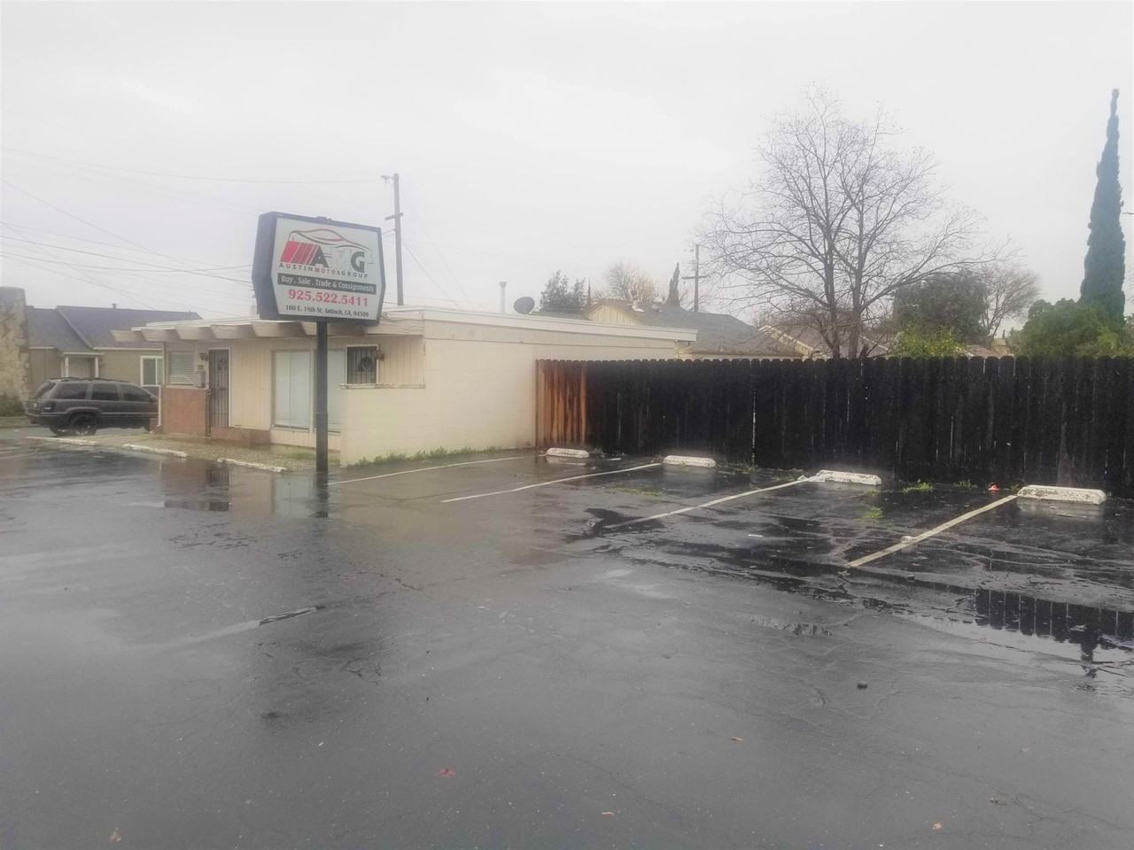 CA-0215 {100 E 18th St.} - Photo 2 of 8