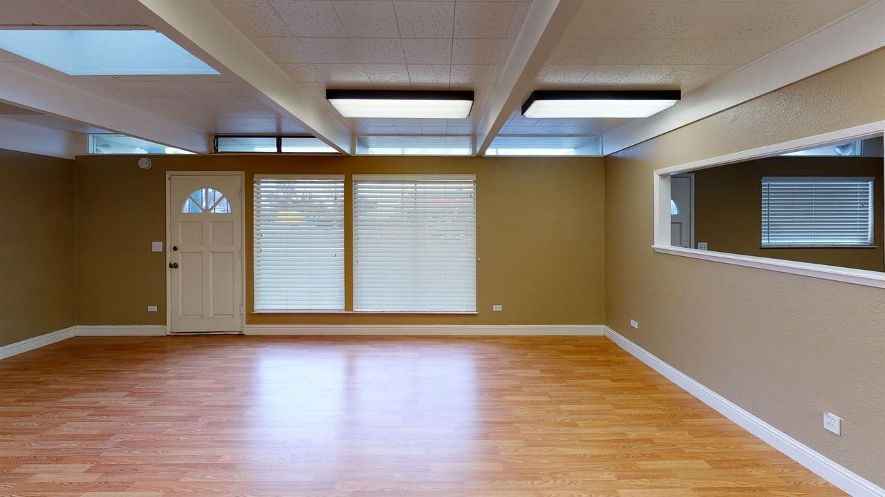 CA-0215 {100 E 18th St.} - Photo 3 of 8