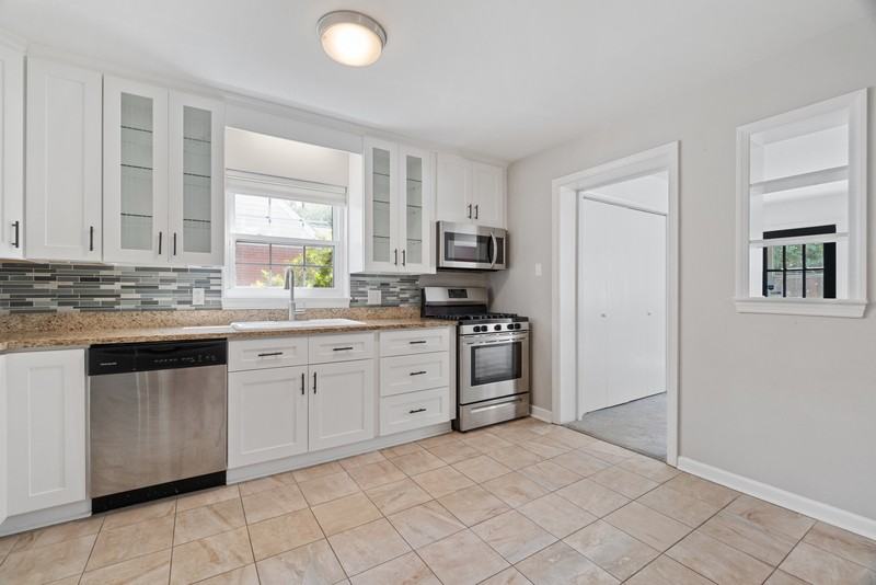 1029 Manchester Ave - Photo 3 of 27