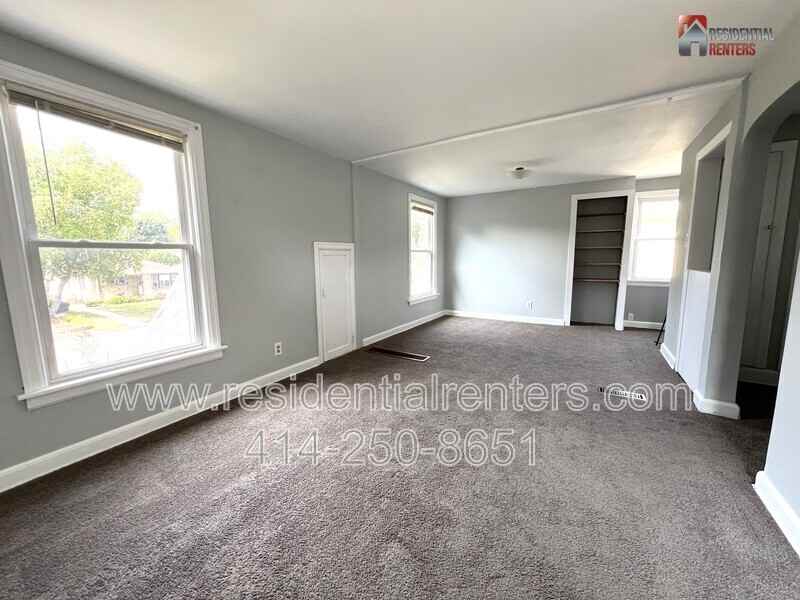 820 S 114th St #A - Photo 2 of 10