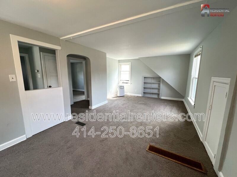 820 S 114th St #A - Photo 3 of 10