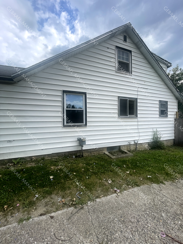 1181 S Cornell Ave - Photo 2 of 33