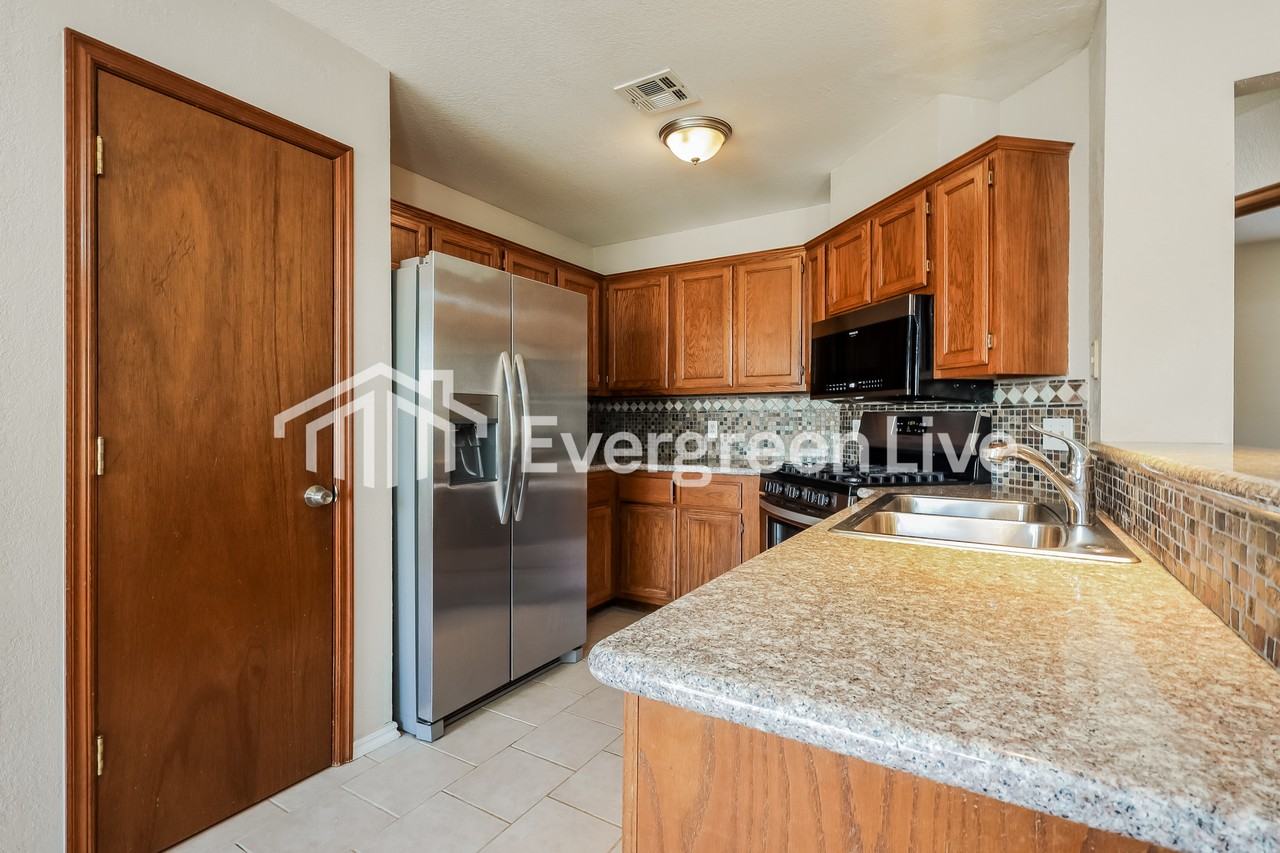 1401 Nottoway Dr - Photo 6 of 16