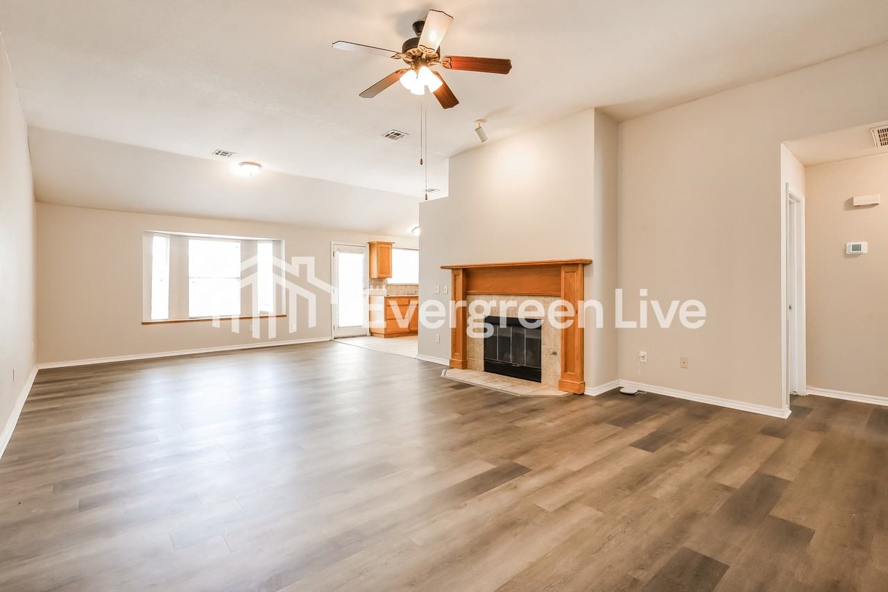 1836 Parkridge Dr - Photo 5 of 16