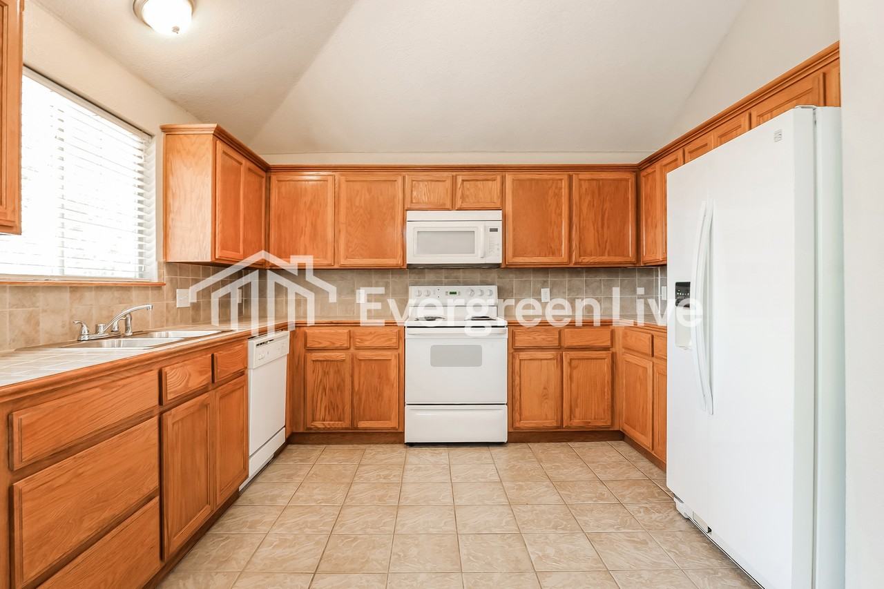 1836 Parkridge Dr - Photo 7 of 16