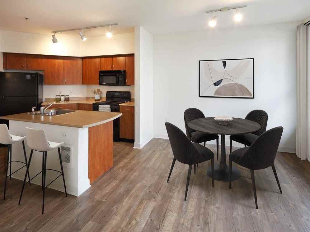 Avalon Bellevue - Photo 7 of 32