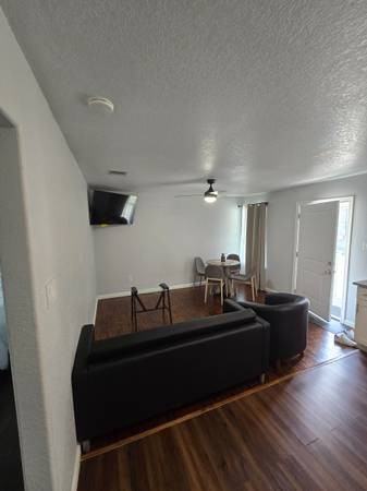 1013 Gladstone #102 - Photo 3 of 7