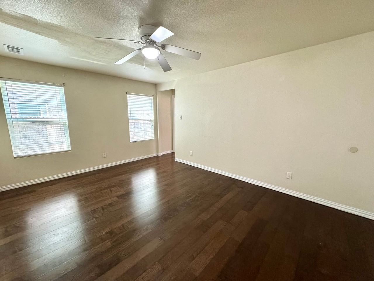 2335 Bloomfield Dr - Photo 2 of 12