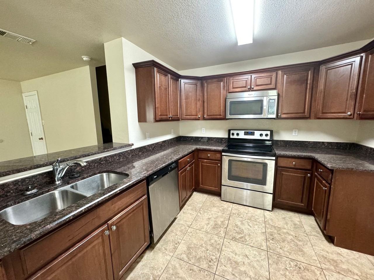 2335 Bloomfield Dr - Photo 3 of 12