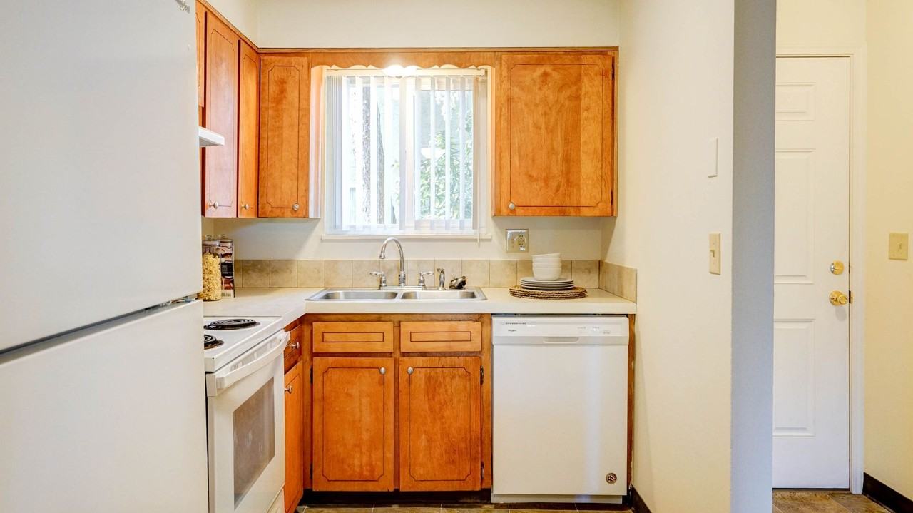 Spacious and immaculate townhomes! - Photo 6 of 23