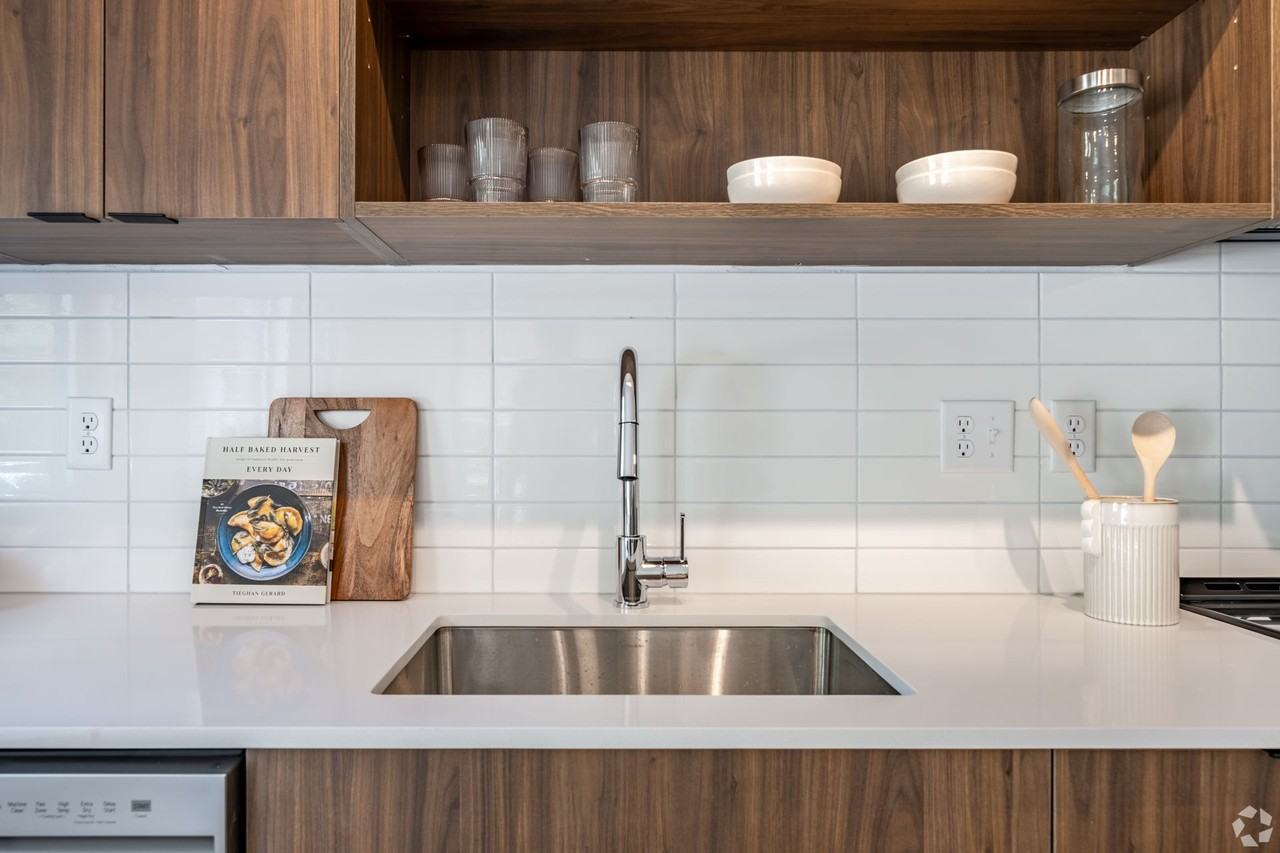 The Lora - Photo 6 of 36