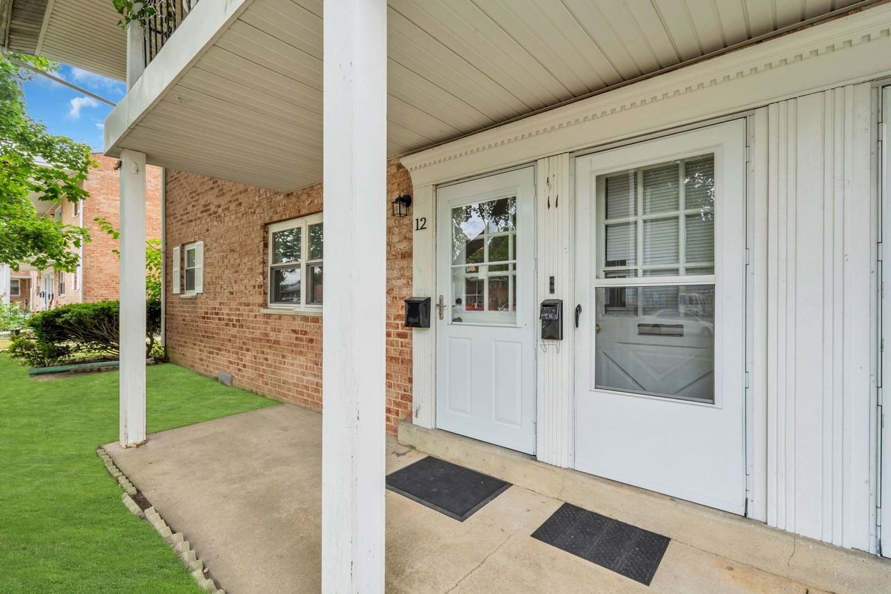 Colonial Court Apartments - Photo 4 of 50