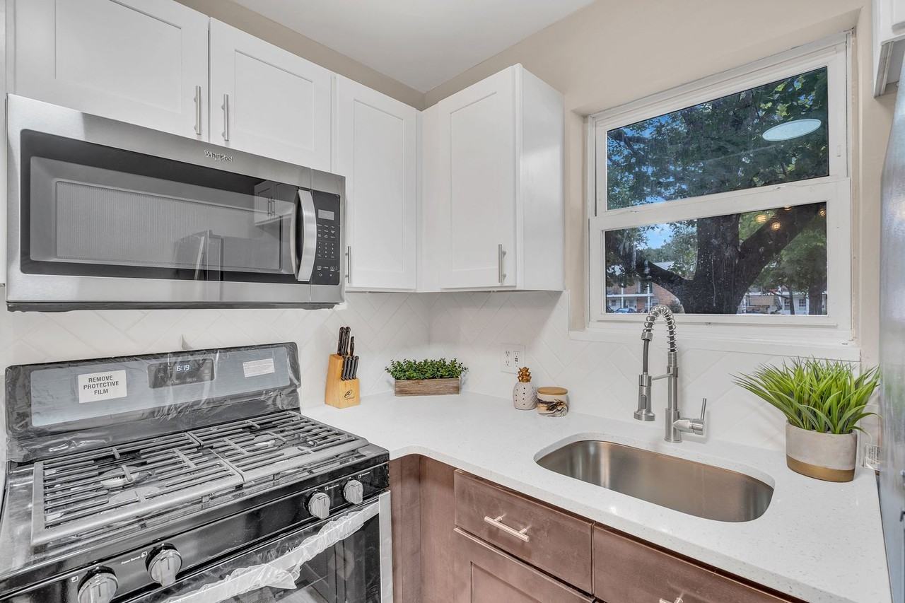 Colonial Court Apartments - Photo 2 of 50