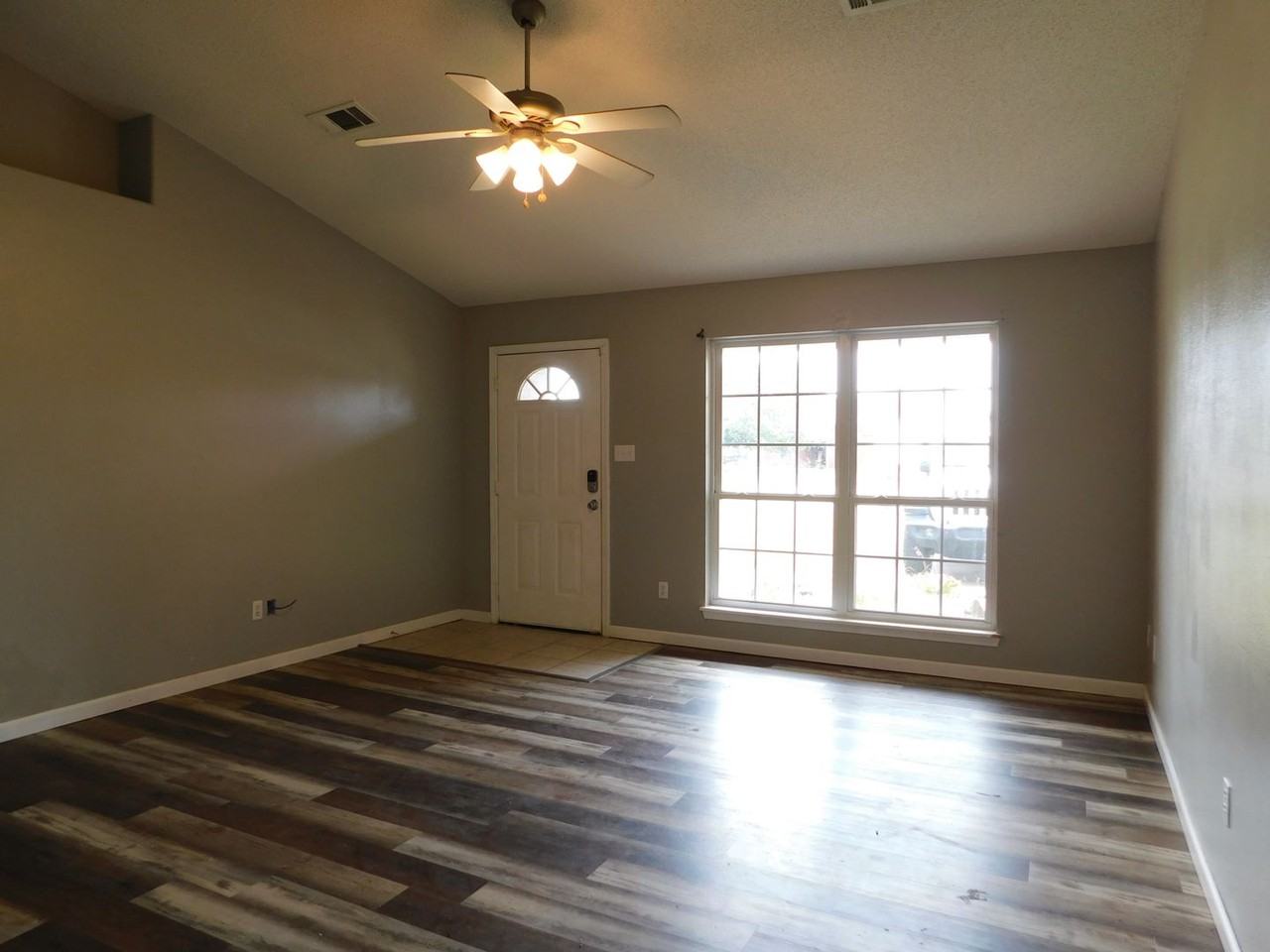 1813 Shetland Dr - Photo 3 of 6