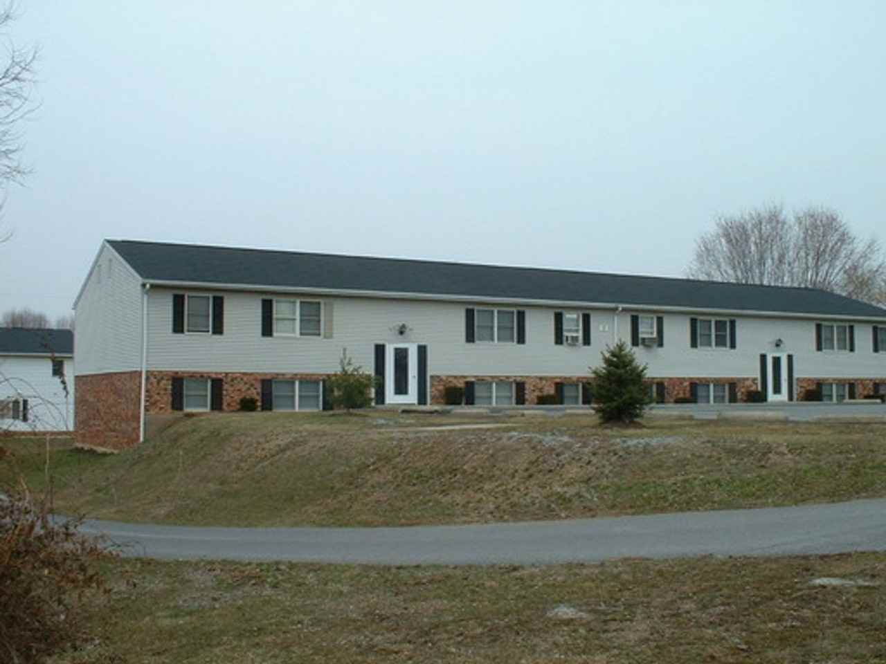 Hinton Court 17 Apartments - Photo 2 of 7